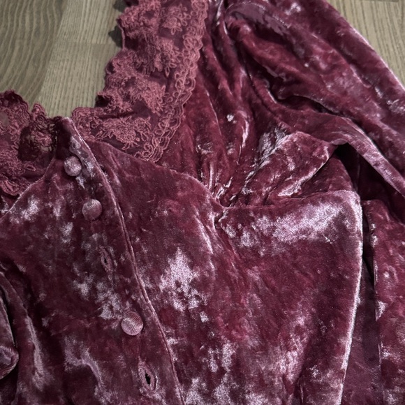 Velvet Burgundy - Picture 4 of 7